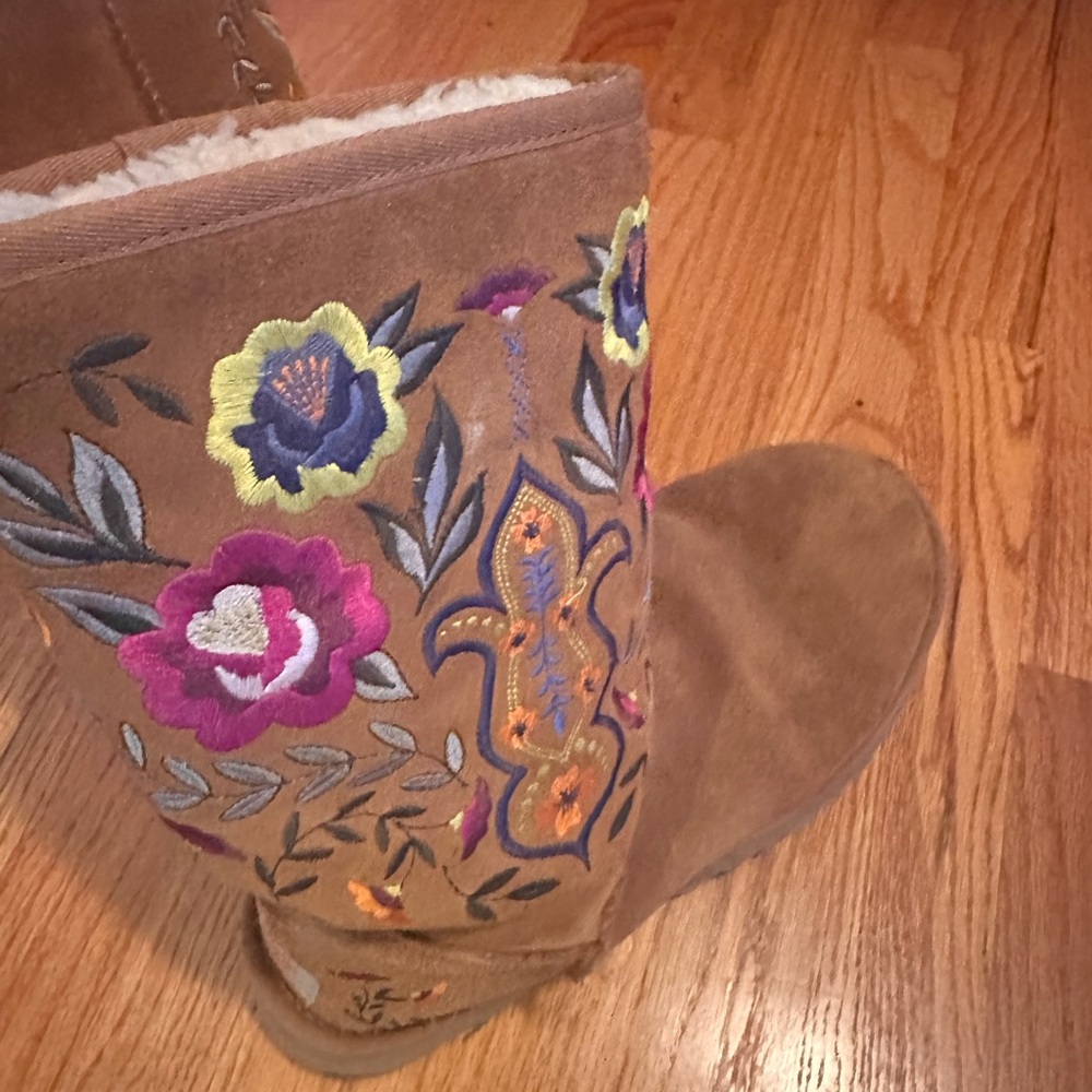 Vintage uggs Embroidered Suede Boots